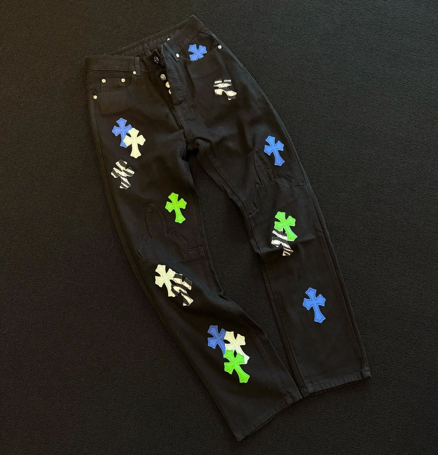 P270 model number: D360 ChromeHearts ChromeHearts green zebra patch leather straight jeans, ceiling-level jeans, a pair is hard to find at the counter‼ ️About Zangyin✅This is an extremely luxurious fashion brand that can also be called the aristocracy of the high street. It has always been an exclusive brand for some hipsters or rich second generations. The color of this model is already very eye-catching by using a unique washed material. It is decorated with pink patch cross flowers, which cleverly highlights the charm of the brand. Secondly, this model adopts a classic high-waist cut design, which highlights the long legs and fashionable temperament of the upper body. The brand is highly recognizable and the slim-fitting configuration is more suitable for daily wear. The personality will be fashionable and the specifications can be seen at a glance. Materials and technology ✅ Needless to say, this point goes without saying. As an excellent craftsman brand, Zangyin's requirements for details and craftsmanship are really perfect. The washed color of this model has gone through a lot of processes, not to mention the embellishment of the denim appliqués. It is also purely handmade and sewn. Just like what they believe in, only handmade things have soul and have the meaning of wearing. A top-notch heavy-duty fashionable denim item, recommended by both hands‼ ️ Size: 28, 30, 32, 34, 36 (S-XXL) Color: Black Size reference: Pants length 100 102 104 106 106 Waist 72 76 80 84 88 Recommended weight S (about 110 pounds) M (about 120 pounds) L (about 140 pounds) XL (about 165) XXL (about 185)